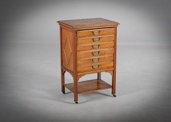 Старинный комод с откидными ящиками, декорированный бронзовой фурнитурой код.&nbsp;RM4165756