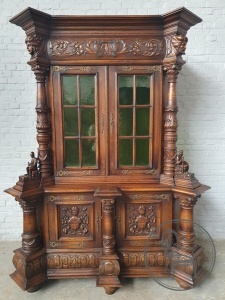 картинка Антикварная резная дубовая витрина салоне старинных вещей "Шебби" являющийся официальным дистрибьютором в России и Беларуси