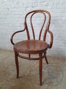 картинка Антикварное венское кресло с деревянным сиденьем салоне старинных вещей "Шебби" являющийся официальным дистрибьютором в России и Беларуси