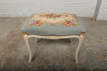 Старинная банкетка с гобеленовой обивкой код. BE107168