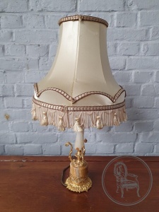 картинка Старинная настольная лампа с ножкой из бронзы и оникса салоне старинных вещей "Шебби" являющийся официальным дистрибьютором в России и Беларуси