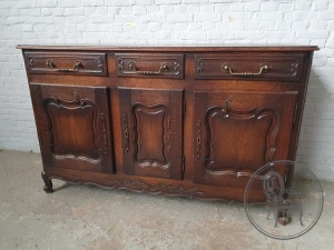 картинка Антикварный дубовый комод с витиеватой резьбой салоне старинных вещей "Шебби" являющийся официальным дистрибьютором в России и Беларуси