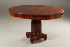 картинка Антикварный стол с изогнутым основанием и отделкой из латуни салоне старинных вещей "Шебби" являющийся официальным дистрибьютором в России и Беларуси