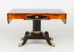 картинка Антикварный столик салоне старинных вещей "Шебби" являющийся официальным дистрибьютором в России и Беларуси