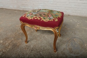 картинка Антикварная ореховая банкетка с гобеленом салоне старинных вещей "Шебби" являющийся официальным дистрибьютором в России и Беларуси