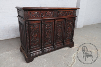 Антикварный комод с резьбой в виде мужских и женских лиц код. BE39012