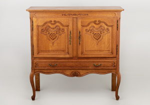 картинка Стариный комод салоне старинных вещей "Шебби" являющийся официальным дистрибьютором в России и Беларуси