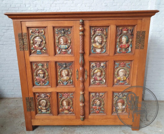 Антикварный шкаф декорированный 12-ю медальонами код. BE3259450