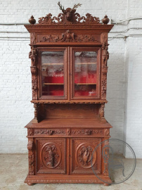 Антикварный буфет с барельефной резьбой в виде охотников и с птицами на филенках код. BE4096701