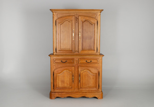 картинка Старинный посудный шкаф салоне старинных вещей "Шебби" являющийся официальным дистрибьютором в России и Беларуси