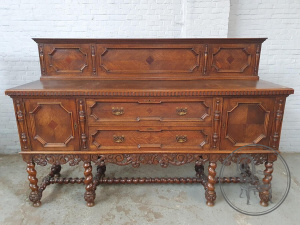 картинка Антикварный комод в Якобинском стиле с ножками в виде витых колонн салоне старинных вещей "Шебби" являющийся официальным дистрибьютором в России и Беларуси