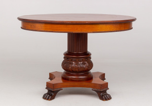 картинка Антикварный стол салоне старинных вещей "Шебби" являющийся официальным дистрибьютором в России и Беларуси