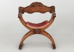 картинка Антикварное кресло салоне старинных вещей "Шебби" являющийся официальным дистрибьютором в России и Беларуси