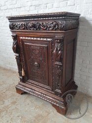 Антикварный дубовый комод в охотничьем стиле код. BE4165677