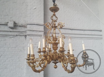 Антикварная люстра из бронзы с позолотой с множеством ламп, стилизованных под свечи код.&nbsp;BE4165694