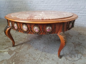 картинка Старинный столик с мраморной столешницей и фарфоровыми медальонами, обрамленными бронзой салоне старинных вещей "Шебби" являющийся официальным дистрибьютором в России и Беларуси