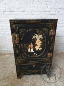 картинка Старинный расписной комод в ориентальном стиле салоне старинных вещей "Шебби" являющийся официальным дистрибьютором в России и Беларуси