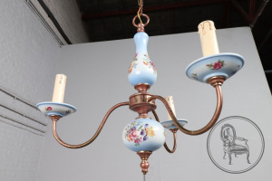 картинка Антикварная люстра салоне старинных вещей "Шебби" являющийся официальным дистрибьютором в России и Беларуси