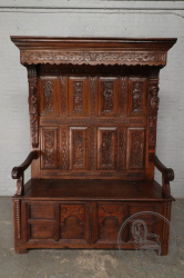 Резная антикварная скамья из дуба с изображением рыцарей код. BE107208