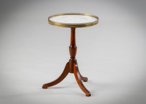 картинка Старинный итальянский ореховый столик с мраморным верхом салоне старинных вещей "Шебби" являющийся официальным дистрибьютором в России и Беларуси