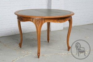 картинка Антикварный столик салоне старинных вещей "Шебби" являющийся официальным дистрибьютором в России и Беларуси