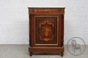 картинка Антикварный комод из красного дерева в стиле Наполеона III салоне старинных вещей "Шебби" являющийся официальным дистрибьютором в России и Беларуси