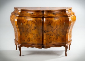 картинка Антикварный французский ореховый комод салоне старинных вещей "Шебби" являющийся официальным дистрибьютором в России и Беларуси