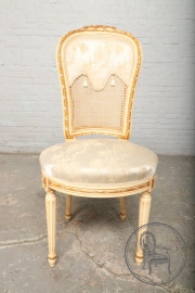 Старинный стул из ореха, декорированный ротангом и кисточками код. BE3259489