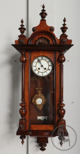 картинка Антикварные часы с корпусом из красного дерева второй половины XIX века салоне старинных вещей "Шебби" являющийся официальным дистрибьютором в России и Беларуси