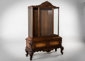 картинка Антикварный посудный шкаф с высоким резным цоколем салоне старинных вещей "Шебби" являющийся официальным дистрибьютором в России и Беларуси