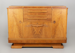 картинка Антикварный комод салоне старинных вещей "Шебби" являющийся официальным дистрибьютором в России и Беларуси