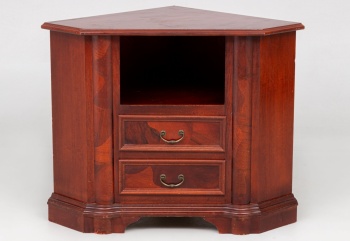 Старинный угловой комод с выдвижными ящиками и изогнутыми металлическими ручками код.&nbsp;RM4100841