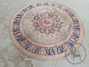 картинка Старинный шерстяной ковер с ориентальным узором салоне старинных вещей "Шебби" являющийся официальным дистрибьютором в России и Беларуси