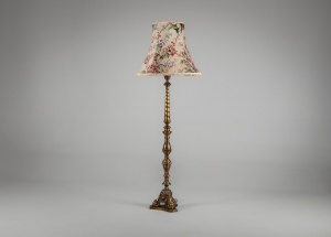 картинка Антикварный латунный торшер на высоком основании и абажуром с цветочным рисунком салоне старинных вещей "Шебби" являющийся официальным дистрибьютором в России и Беларуси