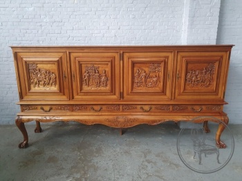 Старинный комод на высоких ножках в форме звериных лап код. BE4110395