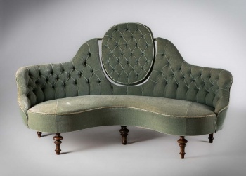 Антикварная скамья с высокой фигурной спинкой, обитая зеленым бархатом код.&nbsp;RM4165492