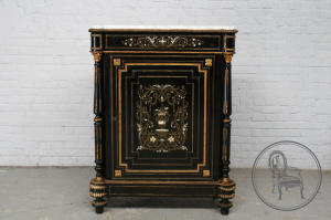 картинка Антикварный комод в стиле Наполеона III со столешницей из белого мрамора салоне старинных вещей "Шебби" являющийся официальным дистрибьютором в России и Беларуси