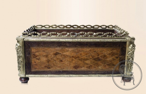 картинка Антикварный вазон для цветов салоне старинных вещей "Шебби" являющийся официальным дистрибьютором в России и Беларуси