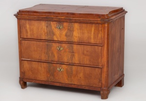 картинка Старинный комод из красного дерева с тремя выдвижными ящиками салоне старинных вещей "Шебби" являющийся официальным дистрибьютором в России и Беларуси