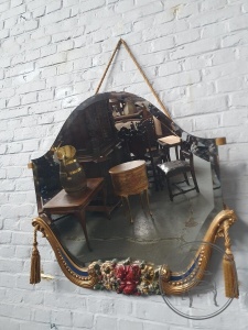 картинка Старинное зеркало в ореховом обрамлении с резными цветами и кистями салоне старинных вещей "Шебби" являющийся официальным дистрибьютором в России и Беларуси