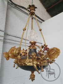 Старинная люстра, украшенная бронзовыми фигурками путти код. BE4145846