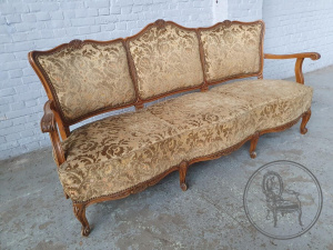 картинка Антикварное канапе из ореха с жаккардовой обивкой салоне старинных вещей "Шебби" являющийся официальным дистрибьютором в России и Беларуси
