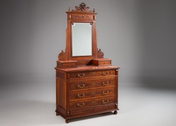 Старинный комод с зеркалом в резной раме и выдвижными ящиками с декоративными металлическими ручками код.&nbsp;RM4132933