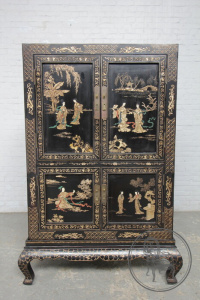 картинка Старинный комод в ориентальном стиле с резьбой и росписью салоне старинных вещей "Шебби" являющийся официальным дистрибьютором в России и Беларуси