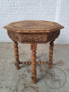 картинка Антикварный приставной столик из дуба с флористической резьбой и винтовым основанием салоне старинных вещей "Шебби" являющийся официальным дистрибьютором в России и Беларуси