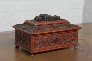 Антикварная ореховая резная шкатулка код. BE107367