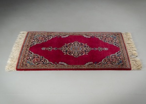 картинка Старинная ковровая дорожка с цветочными узорами и бахромой салоне старинных вещей "Шебби" являющийся официальным дистрибьютором в России и Беларуси