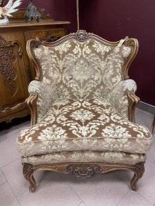 картинка Старинное кресло с резным каркасом салоне старинных вещей "Шебби" являющийся официальным дистрибьютором в России и Беларуси