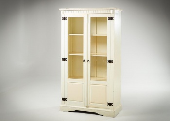 Старинный шкаф с застекленными дверцами, декорированный наружными мебельными петлями код.&nbsp;RM4128243