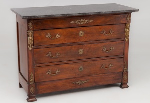 картинка Антикварный комод с мраморной столешницей и бронзовыми барельефами салоне старинных вещей "Шебби" являющийся официальным дистрибьютором в России и Беларуси